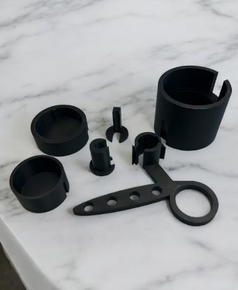 Zeige Details für Downloaddatei - Mundstückhalter für 4 Mundstücke, 1 Schalldämpfer und Getränkehalter Bild von Downloaddatei - Mundstückhalter für 4 Mundstücke, 1 Schalldämpfer und Getränkehalter